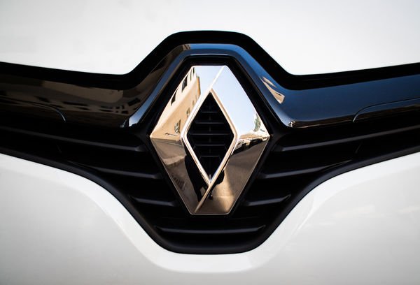 RENAULT_badge_on_a_car_600x408