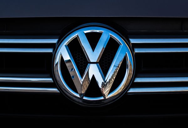 VOLKSWAGEN_badge_on_a_car_600x408